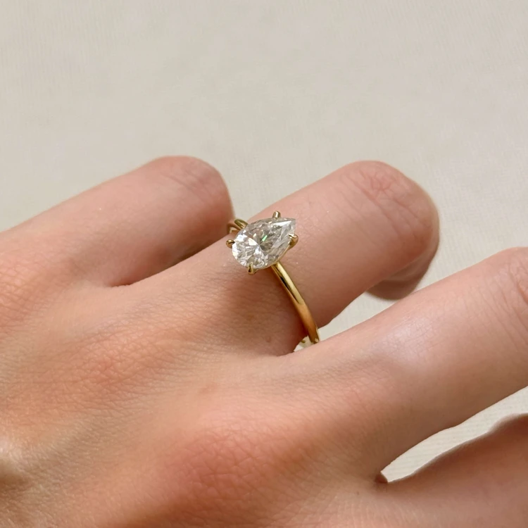 verlobungsring-solitaire-lumiere-labordiamant-1-5ct-birnenschliff-am-finger-gelbgold-hariets.JPG