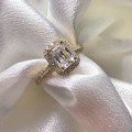Verlobungsring-Halo-Stardust-labordiamant-1ct-Emerald-Schliff-Nahaufnahme-Front-Gelbgold-HARIETS.JPG