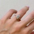 verlobungsring-halo-stardust-labordiamant-1ct-emerald-schliff-am-finger-gelbgold-hariets.JPG