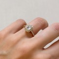 verlobungsring-halo-stardust-labordiamant-1ct-emerald-schliff-seitlich-am-finger-gelbgold-hariets.JPG