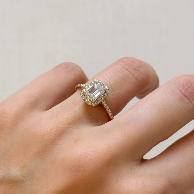 verlobungsring-halo-stardust-labordiamant-1ct-emerald-schliff-seitlich-am-finger-gelbgold-hariets.JPG