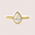 halo-ring-mit-moissanit-1ct-tropfenschliff-gelbgold-hariets.jpg