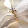 verlobungsring-halo-moissanit-1ct-brillantschliff-nahaufnahme-gelbgold-terra-hariets.jpg