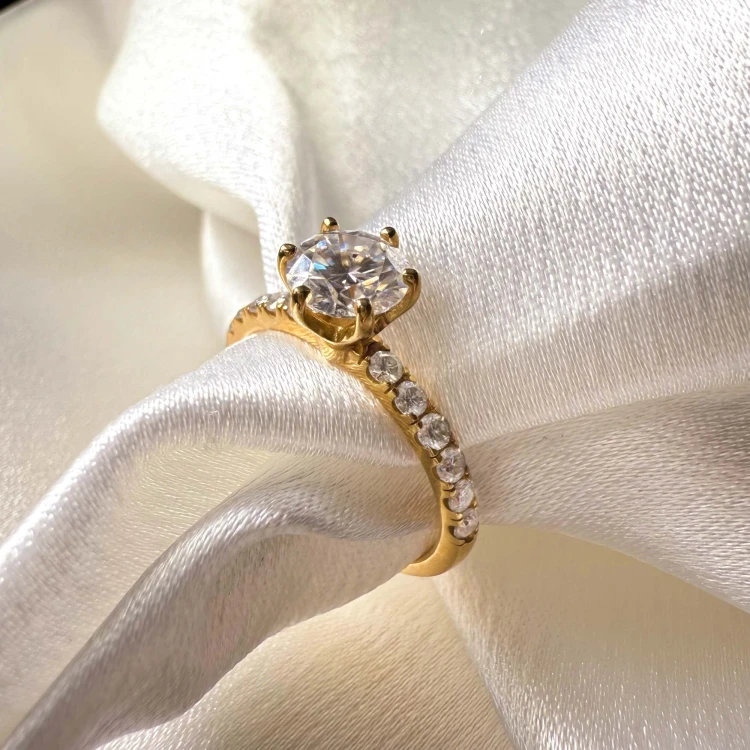verlobungsring-halo-moissanit-1ct-brillantschliff-nahaufnahme-gelbgold-terra-hariets.jpg