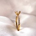 verlobungsring-halo-moissanit-1ct-brillantschliff-nahaufnahme-seite-gelbgold-terra-hariets.jpg