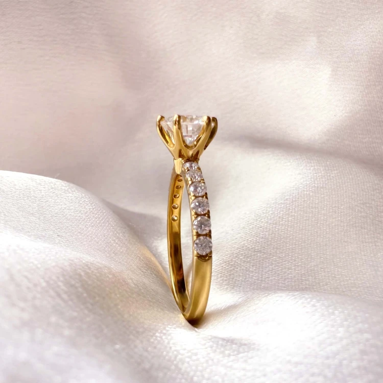 verlobungsring-halo-moissanit-1ct-brillantschliff-nahaufnahme-seite-gelbgold-terra-hariets.jpg