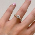 verlobungsring-halo-moissanit-1ct-brillantschliff-am-finger-gelbgold-terra-hariets.JPG