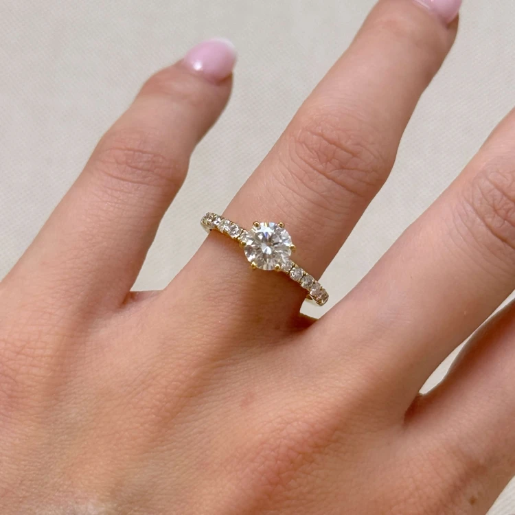 verlobungsring-halo-moissanit-1ct-brillantschliff-am-finger-gelbgold-terra-hariets.JPG