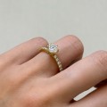 verlobungsring-halo-moissanit-1ct-brillantschliff-am-finger-nahaufnahme-gelbgold-terra-hariets.JPG