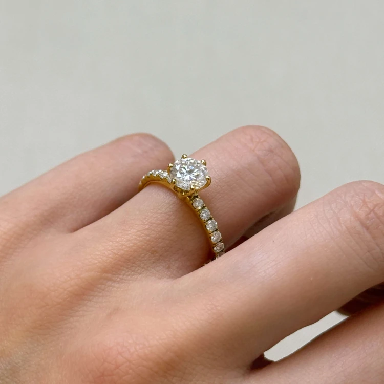 verlobungsring-halo-moissanit-1ct-brillantschliff-am-finger-nahaufnahme-gelbgold-terra-hariets.JPG