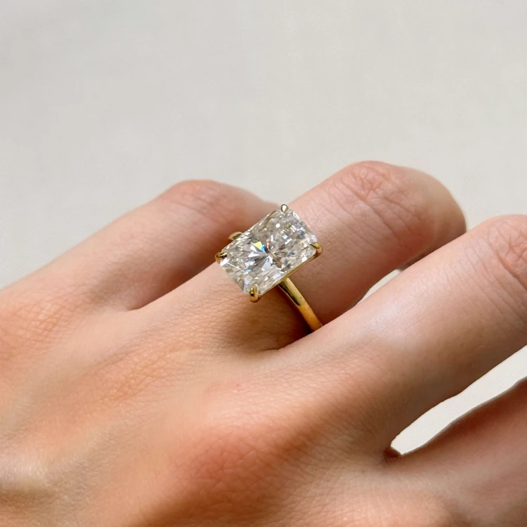 verlobungsring-royal-stones-moissanit-5ct-radiantschliff-am-finger-seite-gelbgold-avalon-hariets.JPG