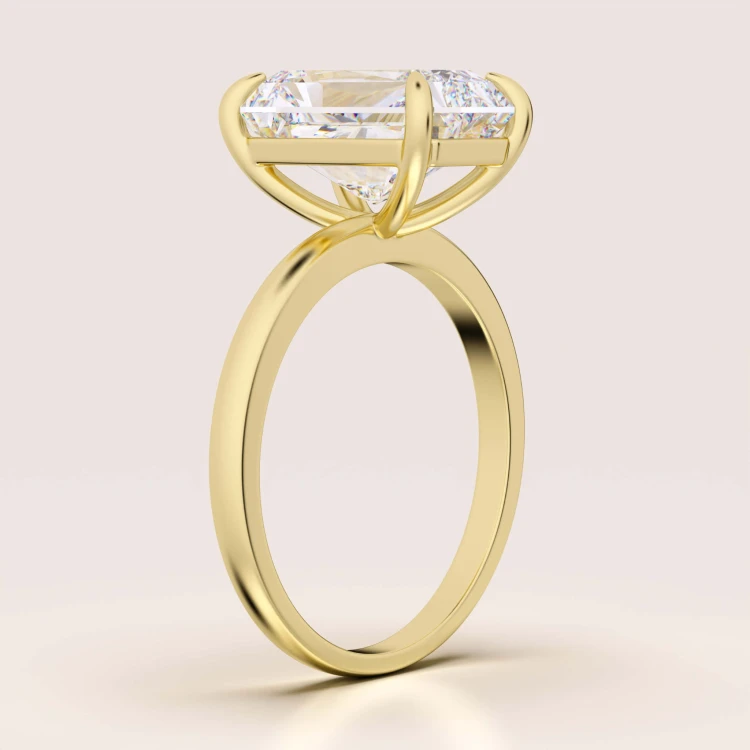 verlobungsring-royal-stones-moissanit-5ct-radiantschliff-seite-gelbgold-avalon-hariets.jpg