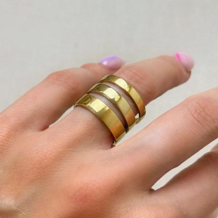 flacher-ring-mit-moissanit-3mm-4mm-5mm-am-finger-seite-gold-hariets.jpg