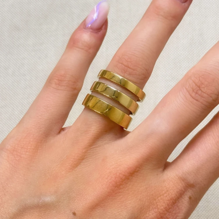 flacher-ring-mit-moissanit-3mm-4mm-5mm-am-finger-gold-hariets.jpg