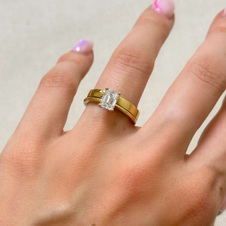 flacher-ring-breite-3mm-am-finger-gelbgold-modern-hariets.jpg