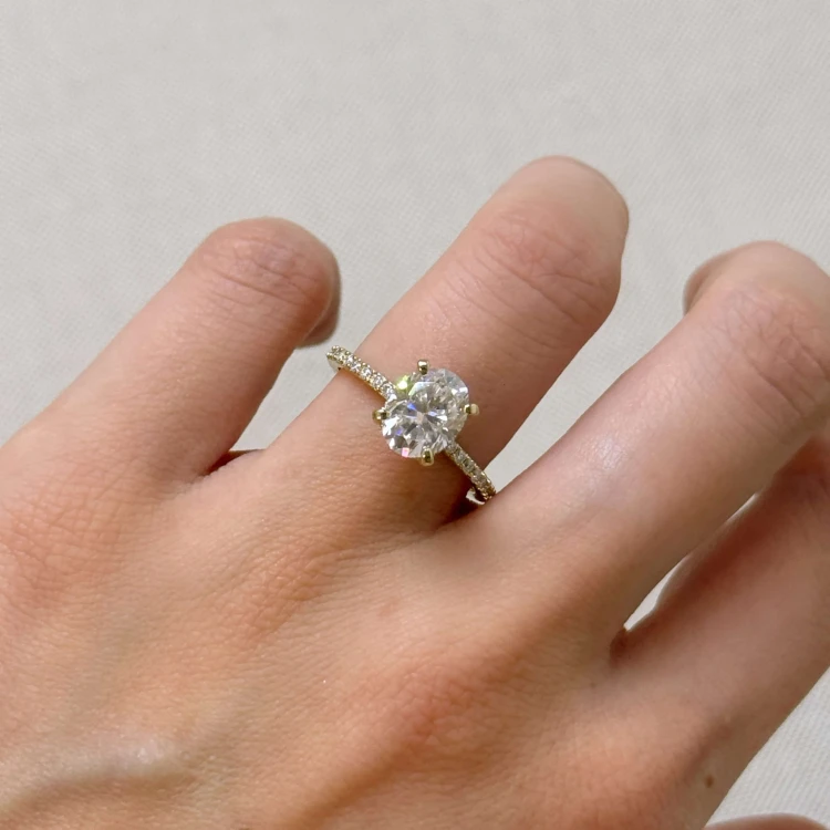 verlobungsring-halo-aria-labordiamant-2ct-oval-schliff-am-finger-gelbgold-hariets.JPG