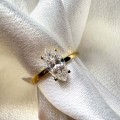 verlobungsring-starlight-moissanit-1ct-marquiseschliff-gelbgold-nahaufnahme-front-hariets.jpg