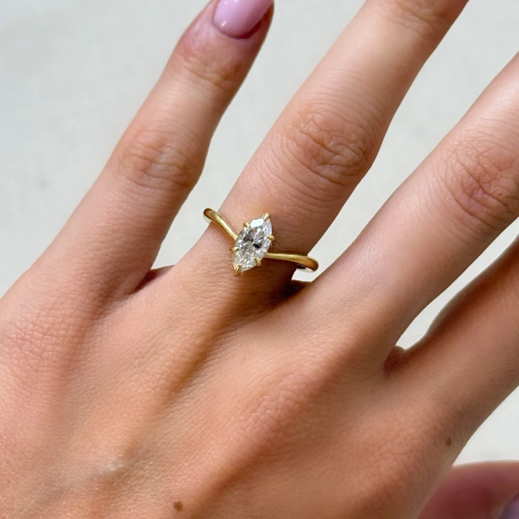 verlobungsring-moissanit-1ct-marquiseschliff-gelbgold-in-der-hand-giselle-hariets.jpg
