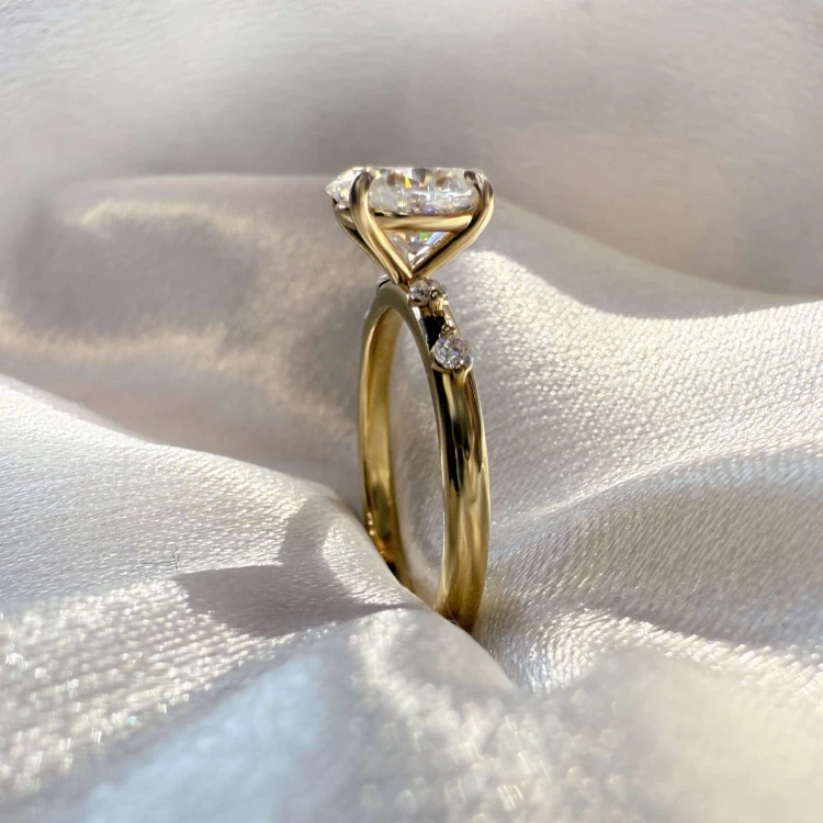 verlobungsring-moissanit-1-2ct-ovalschliff-nahaufnahme-seite-gelbgold-gloria-hariets.jpg