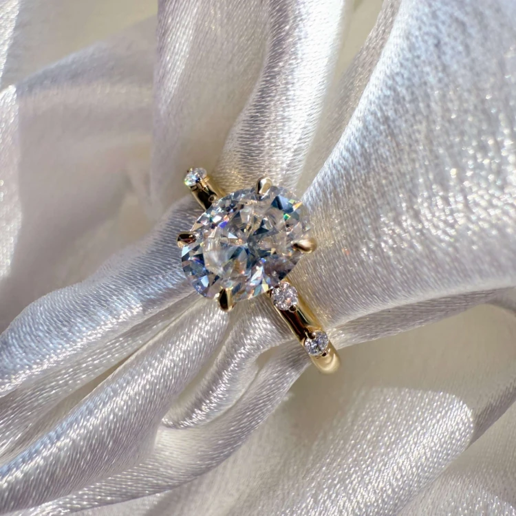 verlobungsring-moissanit-1-2ct-ovalschliff-nahaufnahme-front-gelbgold-gloria-hariets.jpg