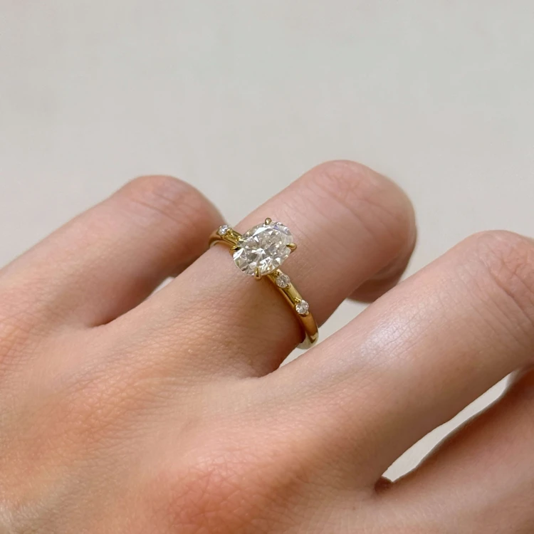 verlobungsring-moissanit-1-2ct-ovalschliff-gelbgold-am-finger-seite-gloria-hariets.jpg