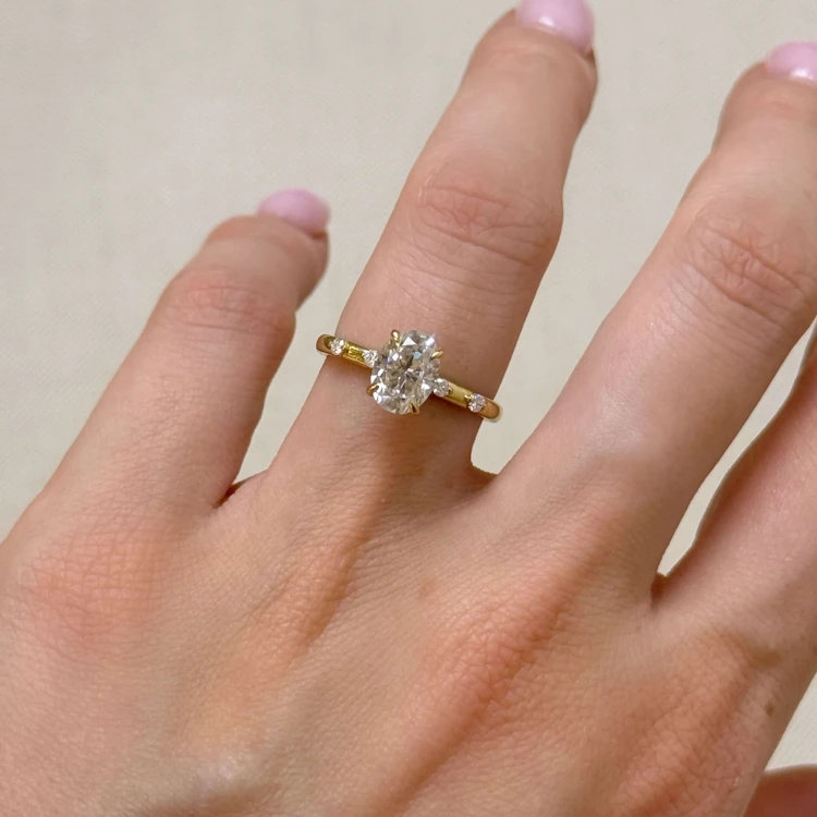 verlobungsring-moissanit-1-2ct-ovalschliff-gelbgold-am-finger-gloria-hariets.jpg