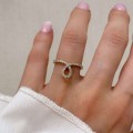 schlaufe-ring-mit-moissaniten-brillantschliff-am-finger-gelbgold-hariets.JPG