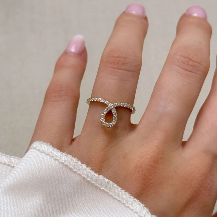 schlaufe-ring-mit-moissaniten-brillantschliff-am-finger-gelbgold-hariets.JPG