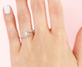 ring-pave-moissanit-0-5ct-brillantschliff-vorschau-am-finger-shimmer-hariets.jpg