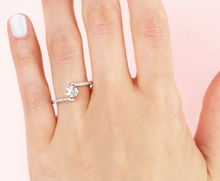 ring-pave-moissanit-0-5ct-brillantschliff-vorschau-am-finger-shimmer-hariets.jpg