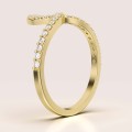 schlaufe-ring-mit-moissaniten-brillantschliff-seite-gelbgold-hariets.jpg