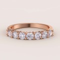 ring-mit-sieben-moissaniten-0-7ct-brillantschliff-roségold-bangle-hariets.jpg