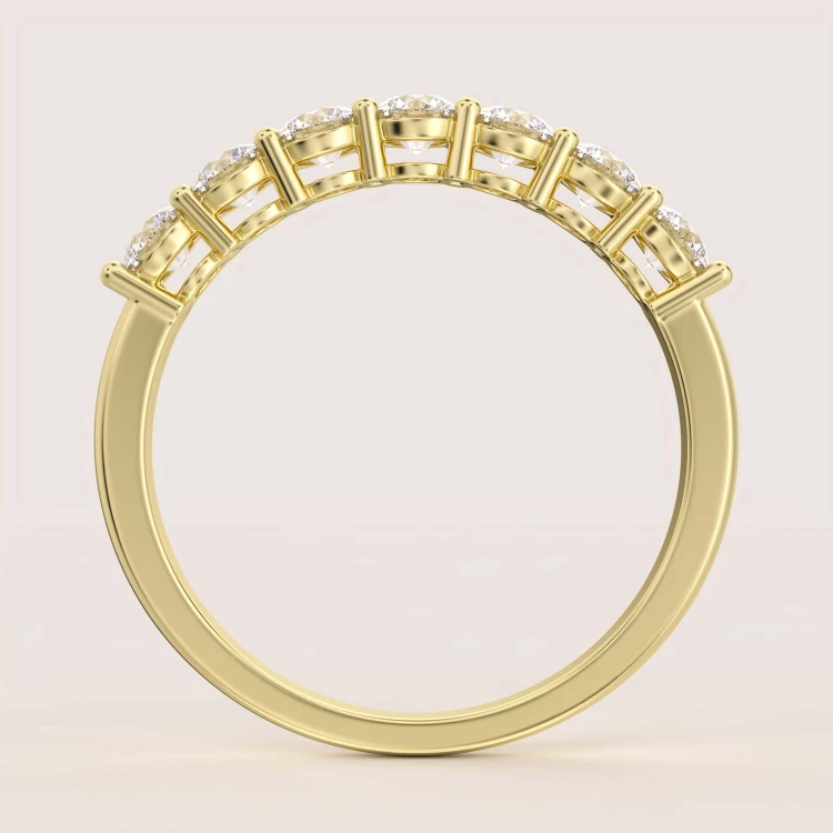 ring-mit-sieben-moissaniten-0-7ct-brillantschliff-front-gelbgold-bangle-hariets.jpg