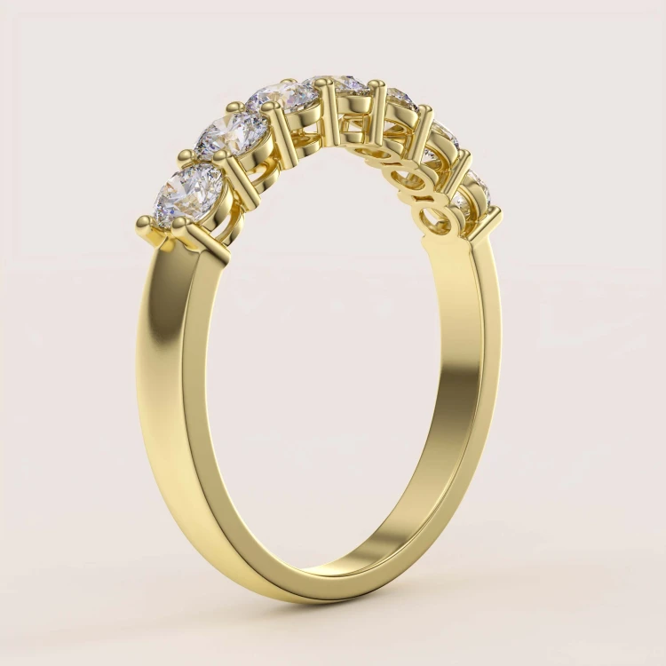 ring-mit-sieben-moissaniten-0-7ct-brillantschliff-seite-gelbgold-bangle-hariets.jpg