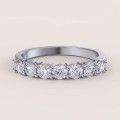 ring-mit-sieben-moissaniten-0-7ct-brillantschliff-weissgold-bangle-hariets.jpg