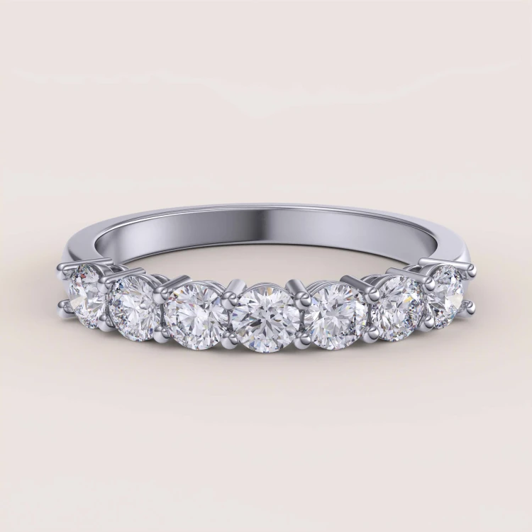 ring-mit-sieben-moissaniten-0-7ct-brillantschliff-weissgold-bangle-hariets.jpg