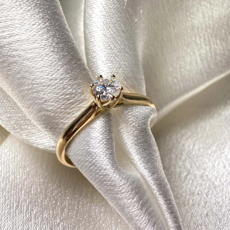 verlobungsring-solitaire-soleil-Labordiamant-0-3ct-brillantschliff-nahaufnahme-gelbgold-hariets.jpg