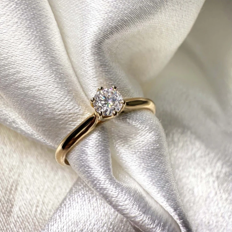 verlobungsring-solitaire-soleil-Labordiamant-0-3ct-brillantschliff-nahaufnahme-front-gelbgold-hariets.jpg