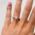 ring-pave-moissanit-1ct-radiantschliff-am-finger-gelbgold-venice-hariets.jpg
