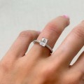 ring-pave-moissanit-1ct-radiantschliff-seitenansicht-am-finger-gelbgold-venice-hariets.jpg