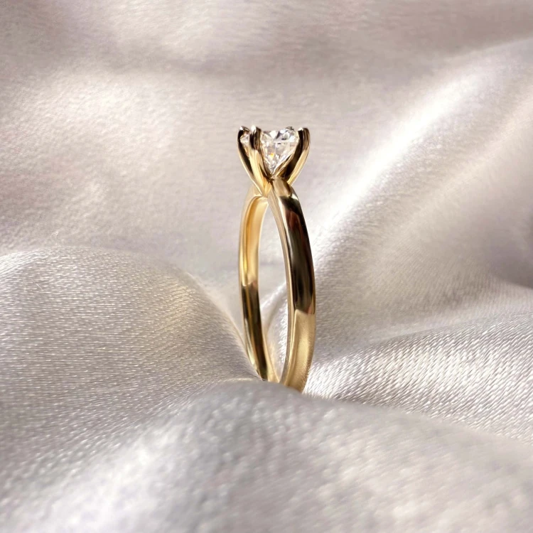 verlobungsring-flare-Labordiamant-0-05ct-brillantschliff-nahaufnahme-seite-gelbgold-hariets.jpg