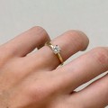 verlobungsring-flare-Labordiamant-0-05ct-brillantschliff-am-finger-gelbgold-hariets.JPG