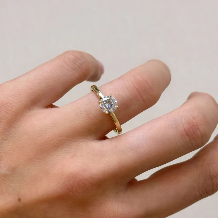 verlobungsring-flare-Labordiamant-1ct-brillantschliff-am-finger-gelbgold-hariets.JPG