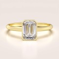 Verlobungsring-Bezel-Labordiamant-1ct-Smaragdschliff-Gelbgold-Stellar-Hariets.jpg