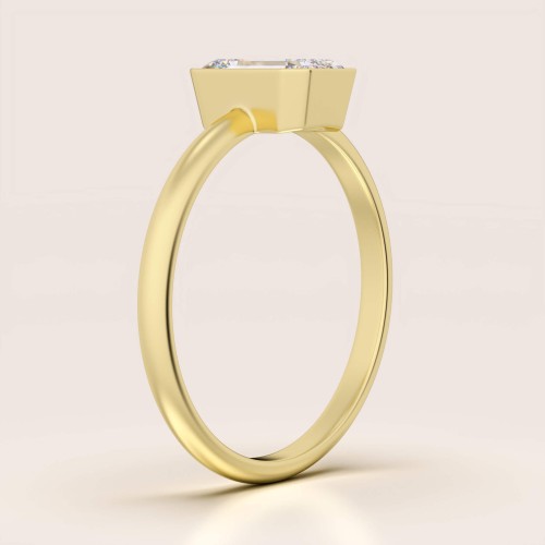 Verlobungsring-Bezel-Labordiamant-1ct-Smaragdschliff-Seitenansicht-Gelbgold-Stellar-Hariets.jpg