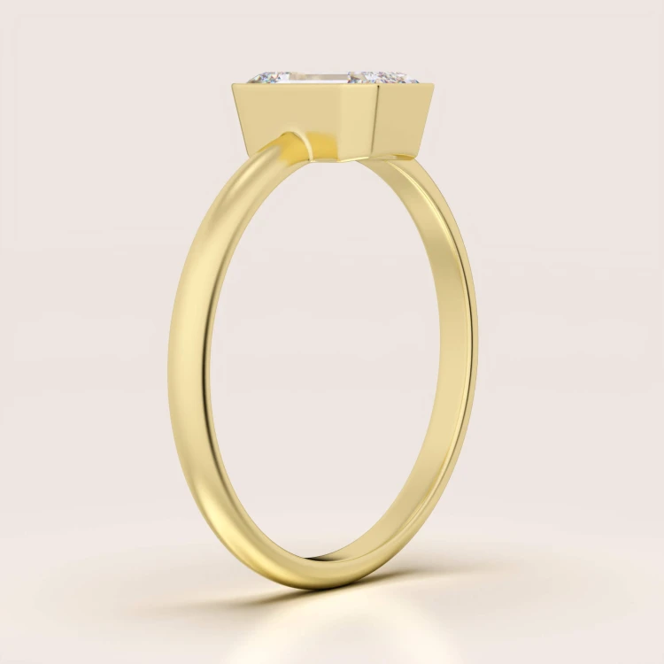 Verlobungsring-Bezel-Labordiamant-1ct-Smaragdschliff-Seitenansicht-Gelbgold-Stellar-Hariets.jpg