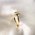 verlobungsring-bezel-Labordiamant-1ct-smaragdschliff-nahaufnahme-seite-gelbgold-stellar-hariets.jpg