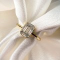 verlobungsring-bezel-Labordiamant-1ct-smaragdschliff-nahaufnahme-gelbgold-stellar-hariets.jpg