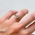 verlobungsring-bezel-Labordiamant-1ct-smaragdschliff-am-finger-gelbgold-stellar-hariets.jpg
