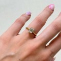 verlobungsring-bezel-Labordiamant-1ct-smaragdschliff-am-finger-gelbgold-stellar-hariets.jpg